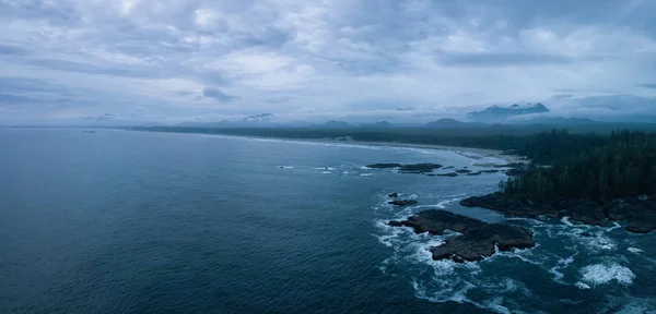 Luftaufnahme Der Pazifikküste Während Eines Bewölkten Sommersonnenuntergangs Aufgenommen Der Nähe — Stockfoto
