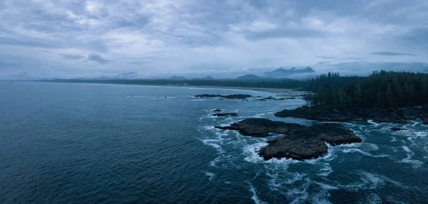 Antenowe Seascape Panoramiczny Widok Wybrzeża Oceanu Spokojnego Podczas Letnich Zachmurzony — Zdjęcie stockowe