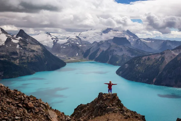 Žena Stojící Vrcholu Hory Výhledem Krásné Ledovcové Jezero Panorama Ridge — Stock fotografie