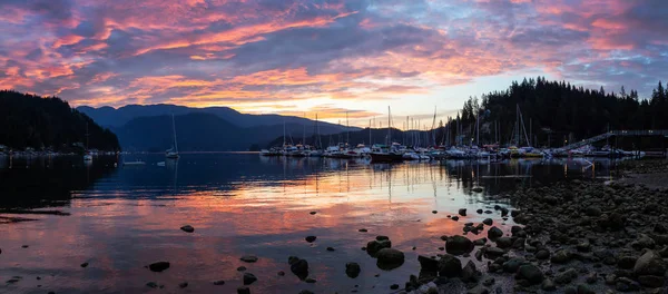 Güzel panoramik manzarasına derin koyu renkli yaz gün doğumu sırasında. North Vancouver, Bc, Kanada içinde alınan.