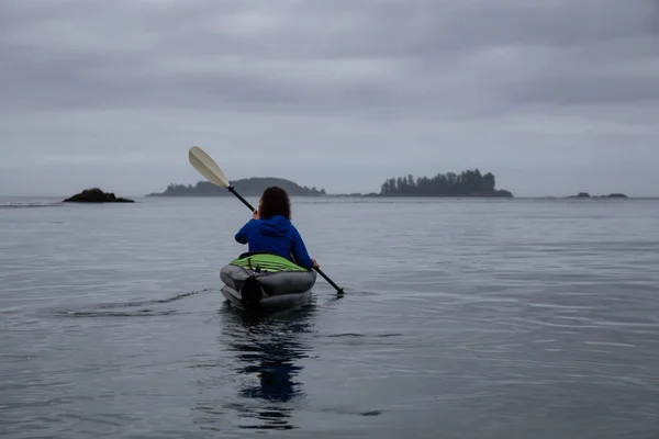 Fille Kayak Dans Océan Pendant Lever Soleil Nuageux Sombre Prise — Photo