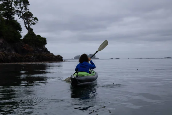 Fille Kayak Dans Océan Pendant Lever Soleil Nuageux Sombre Prise — Photo