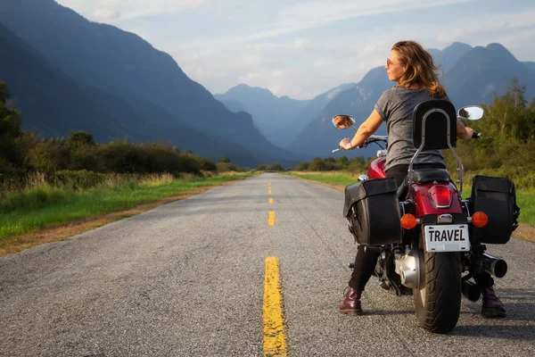 Mujer Montando Una Motocicleta Camino Pintoresco Rodeado Montañas Canadienses Tomado — Foto de Stock