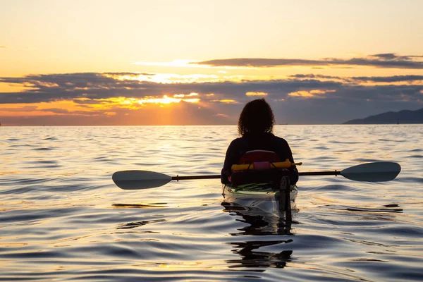 Chica Kayak Mar Está Disfrutando Una Hermosa Puesta Sol Verano — Foto de Stock