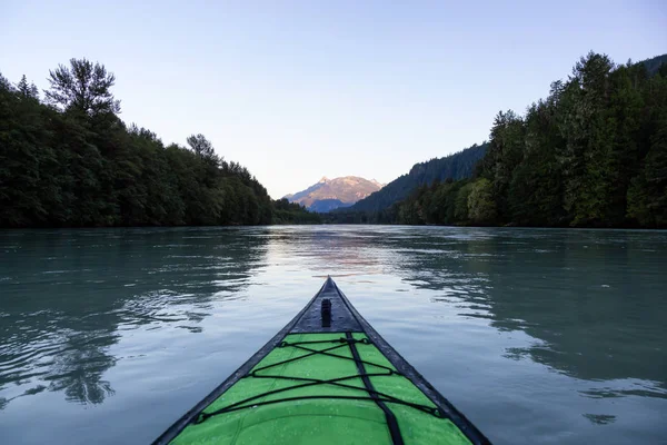 Caiaque Rio Cercado Por Montanhas Canadenses Durante Sol Verão Vibrante — Fotografia de Stock