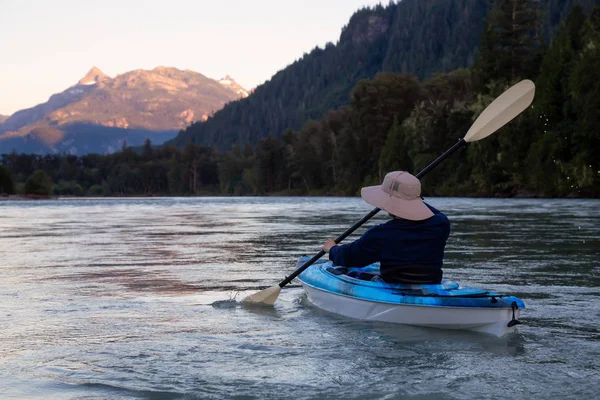 Kayak Fiume Circondato Montagne Canadesi Durante Vivace Tramonto Estivo Preso — Foto Stock