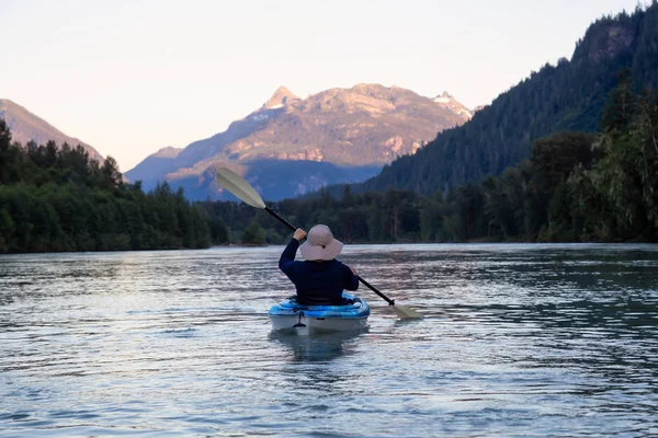 Caiaque Rio Cercado Por Montanhas Canadenses Durante Sol Verão Vibrante — Fotografia de Stock