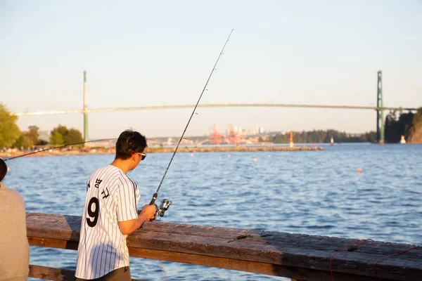 West Vancouver Canadá Julio 2018 Gente Que Pesca Desde Muelle — Foto de Stock