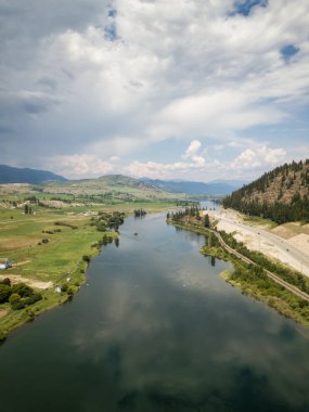 Bir canlı güneşli yaz gün boyunca hava görünümünü Trans-Kanada karayolu Thompson Nehri yakınında. Kamloops, Bc, Kanada alınan.