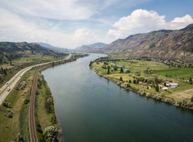 Bir canlı güneşli yaz gün boyunca hava görünümünü Trans-Kanada karayolu Thompson Nehri yakınında. Kamloops, Bc, Kanada alınan.