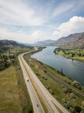 Bir canlı güneşli yaz gün boyunca hava görünümünü Trans-Kanada karayolu Thompson Nehri yakınında. Kamloops, Bc, Kanada alınan.