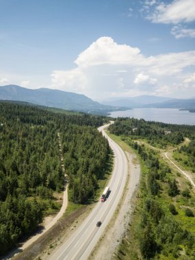 Bir canlı güneşli yaz gün boyunca hava görünümünü Trans-Kanada karayolu. Alınan shuswap göl kenarında, kör Bay, İngiltere.