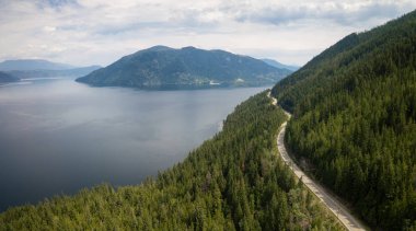 Bir canlı güneşli yaz gün boyunca hava görünümünü Trans-Kanada karayolu. Shuswap göl kenarında, Sicamous, Bc, Kanada alınan.
