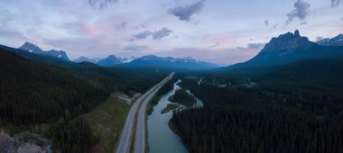 Kanada kayalık dağlarında bir Trans-Kanada karayolu güzel hava panoramik manzara görünümünü canlı bir güneşli gün boyunca. Banff, Alberta, Kanada içinde alınan.