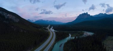 Kanada kayalık dağlarında bir Trans-Kanada karayolu güzel hava panoramik manzara görünümünü canlı bir güneşli gün boyunca. Banff, Alberta, Kanada içinde alınan.