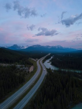 Kanada kayalık dağlarında bir Trans-Kanada karayolu güzel hava manzara görünümünü canlı bir güneşli gün boyunca. Banff, Alberta, Kanada içinde alınan.