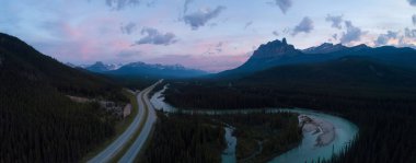 Kanada kayalık dağlarında bir Trans-Kanada karayolu güzel hava panoramik manzara görünümünü canlı bir güneşli gün boyunca. Banff, Alberta, Kanada içinde alınan.