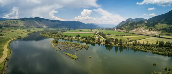 Thompson Nehri Tarafından Tarım Alanları Bir Canlı Güneşli Yaz Gün — Stok fotoğraf