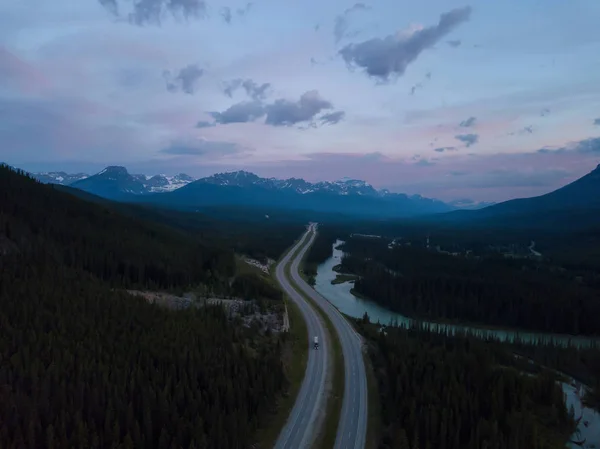 在一个充满活力的晴天 加拿大落基山脉的跨加拿大公路的美丽的空中景观景色 拍摄于加拿大艾伯塔省班夫 — 图库照片