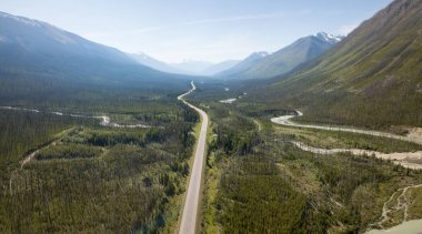Kanada kayalık dağlarında bir canlı güneşli yaz gün boyunca doğal bir yolda hava panoramik manzara görünümü. Banff Windermere Parkway, Alberta, Kanada'alınan.