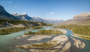 Kanada Kayalık Dağları güzel hava manzara görünümünü canlı bir güneşli gün boyunca. Banff, Alberta, Kanada içinde alınan.