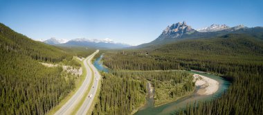 Kanada kayalık dağlarında bir karayolu canlı bir güneşli gün boyunca güzel hava panoramik manzara görünümü. Banff, Alberta, Kanada içinde alınan.