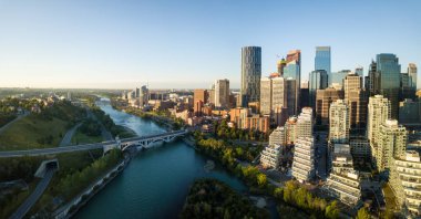 Güzel bir modern cityscape canlı güneşli gün doğumu sırasında hava panoramik manzaralı. Calgary, Alberta, Kanada alınan.