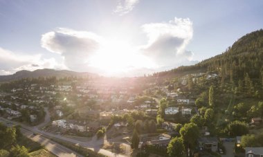 Hava panoramik bir canlı yaz gün batımı sırasında Okanagan Gölü yakınındaki tepede küçük bir kasaba. Peachland, Bc, Kanada içinde alınan.