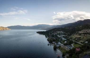 Hava panoramik bir canlı yaz gün batımı sırasında Okanagan Gölü yakınındaki tepede küçük bir kasaba. Peachland, Bc, Kanada içinde alınan.