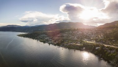 Hava panoramik bir canlı yaz gün batımı sırasında Okanagan Gölü yakınındaki tepede küçük bir kasaba. Peachland, Bc, Kanada içinde alınan.