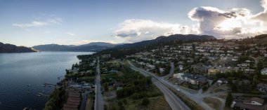 Hava panoramik bir canlı yaz gün batımı sırasında Okanagan Gölü yakınındaki tepede küçük bir kasaba. Peachland, Bc, Kanada içinde alınan.