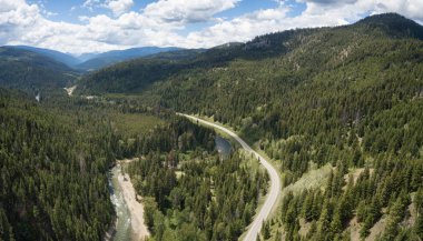 Hava panoramik manzaralı bir yol güzel Kanada Dağları ile çevrili vadi üzerinden gidiyor. Umut ve Princeton, Bc, Kanada arasında yer alan.