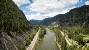 Hava panoramik manzaralı bir yol güzel Kanada Dağları ile çevrili vadi üzerinden gidiyor. Umut ve Princeton, Bc, Kanada arasında yer alan.