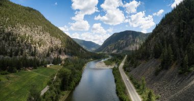 Hava panoramik manzaralı bir yol güzel Kanada Dağları ile çevrili vadi üzerinden gidiyor. Umut ve Princeton, Bc, Kanada arasında yer alan.