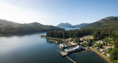 Bir uzak kasaba, kış liman, bir canlı güneşli yaz gün boyunca hava panoramik manzaralı. Kuzey Vancouver Adası, M.ö., Kanada'da bulunan.