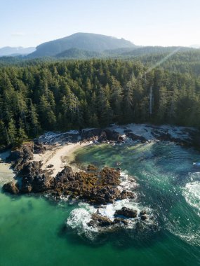 Pasifik Okyanusu kıyısı güzel hava deniz manzarası görünümünü bir canlı yaz gün boyunca. Alınan hibe Bay, Kuzey Vancouver Adası, Bc, Kanada.