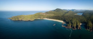 Pasifik Okyanusu kıyısı güzel hava panoramik deniz manzarası görünümünü bir canlı yaz gün boyunca. Alınan hibe Bay, Kuzey Vancouver Adası, Bc, Kanada.