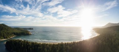 Pasifik Okyanusu kıyısı druing canlı güneşli yaz günbatımı güzel bir kumsalda hava panoramik manzaralı. Sal Cove Provincial Park, Nortern Vancouver Adası, Bc, Kanada alınan.