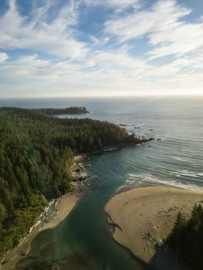 Pasifik Okyanusu kıyısı druing canlı güneşli yaz günbatımı güzel bir kumsalda hava görünümünü. Sal Cove Provincial Park, Nortern Vancouver Adası, Bc, Kanada alınan.