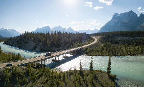 Schöne Luftaufnahme Einer Autobahn Den Kanadischen Rockies Während Eines Lebhaften — Stockfoto