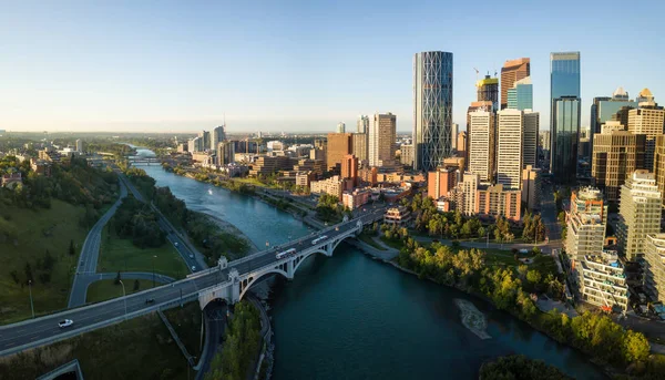 Güzel bir modern cityscape canlı güneşli gün doğumu sırasında hava panoramik manzaralı. Calgary, Alberta, Kanada alınan.