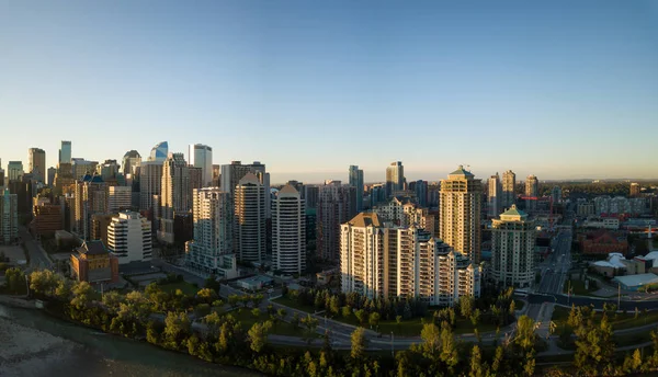 Luftaufnahme Eines Wunderschönen Modernen Stadtbildes Bei Einem Lebendigen Sonnigen Sonnenaufgang — Stockfoto