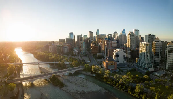 Panorama Flygfoto Över Vacker Modern Stadsbild Pulserande Soliga Soluppgång Tagit — Stockfoto