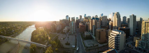空中全景的美丽的现代城市景观在一个充满活力的阳光明媚的日出 在加拿大艾伯塔省的卡尔加里市中心拍摄 — 图库照片