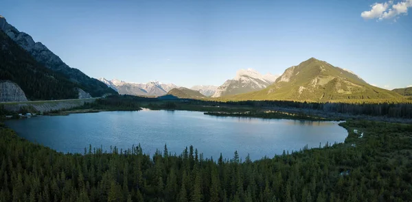 Vista Panorâmica Aérea Vermilion Lakes Durante Pôr Sol Verão Vibrante — Fotografia de Stock