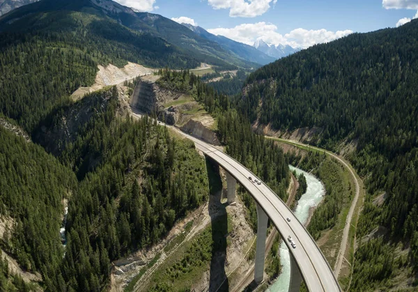 Luftaufnahme Einer Brücke Über Einen Fluss Den Kanadischen Rockies Während — Stockfoto