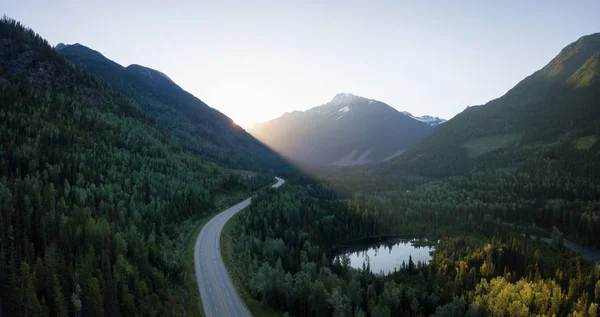 Поразительный Панорамный Вид Живописную Дорогу Долине Окружении Красивых Канадских Гор — стоковое фото