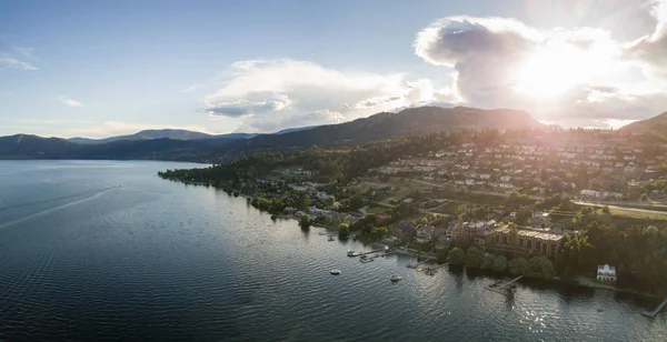 鮮やかな夏の日没時にオカナガン湖の近くの丘の上の小さな町の空中パノラマ ビュー Peachland カナダでの撮影 — ストック写真