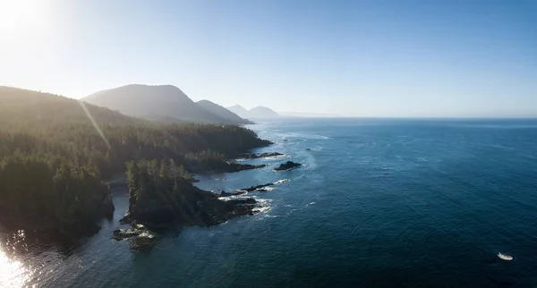 Schöne Luftaufnahme Der Pazifischen Meeresküste Während Eines Lebhaften Sommertages Aufgenommen — Stockfoto