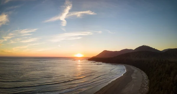 在太平洋沿岸的一个美丽的海滩的空中全景景观 Druing 一个充满活力的阳光明媚的夏日日落 在加拿大不列颠哥伦比亚省北歌温哥华岛的木筏湾省级公园拍摄 — 图库照片